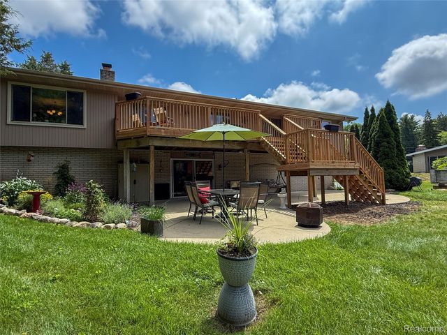 219 Hurondale Drive, White Lake Charter Township, MI 48386