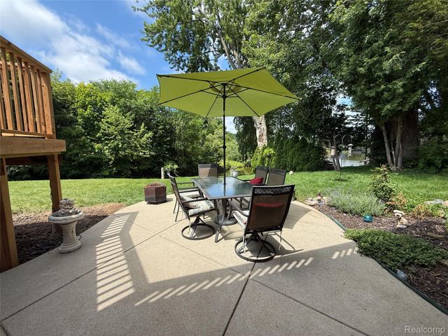 219 Hurondale Drive, White Lake Charter Township, MI 48386