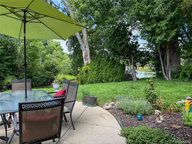 219 Hurondale Drive, White Lake Charter Township, MI 48386