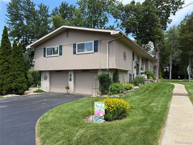 219 Hurondale Drive, White Lake Charter Township, MI 48386