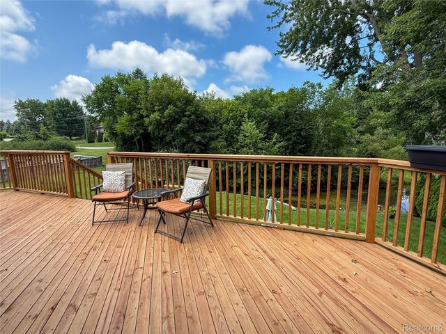 219 Hurondale Drive, White Lake Charter Township, MI 48386