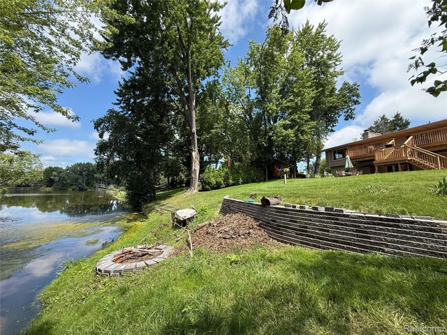 219 Hurondale Drive, White Lake Charter Township, MI 48386