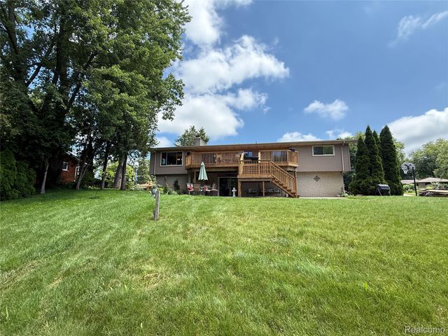 219 Hurondale Drive, White Lake Charter Township, MI 48386