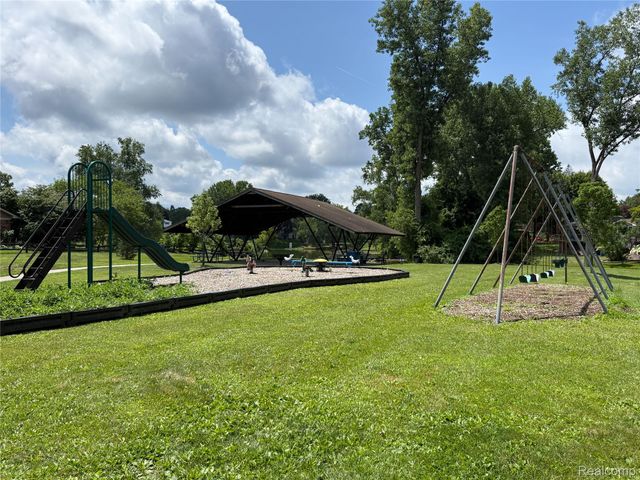 219 Hurondale Drive, White Lake Charter Township, MI 48386