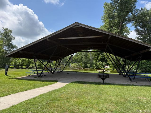 219 Hurondale Drive, White Lake Charter Township, MI 48386
