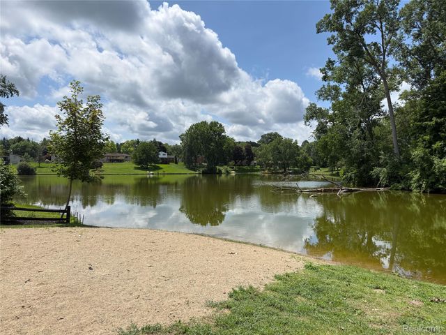 219 Hurondale Drive, White Lake Charter Township, MI 48386