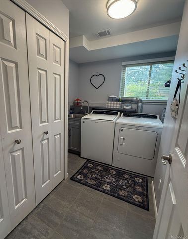 219 Hurondale Drive, White Lake Charter Township, MI 48386