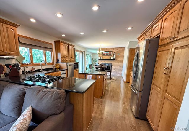 219 Hurondale Drive, White Lake Charter Township, MI 48386