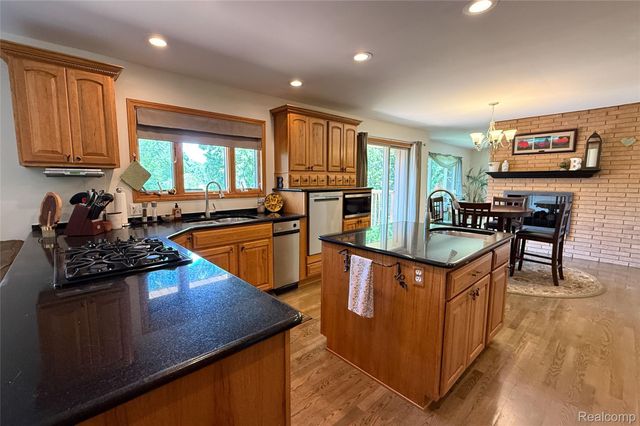 219 Hurondale Drive, White Lake Charter Township, MI 48386