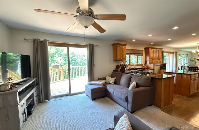 219 Hurondale Drive, White Lake Charter Township, MI 48386