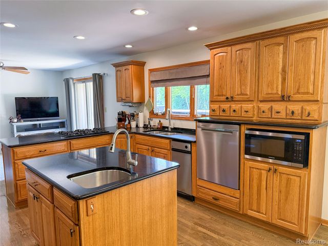 219 Hurondale Drive, White Lake Charter Township, MI 48386