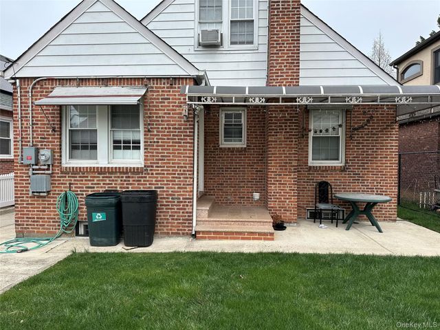 8252 257th Street, Glen Oaks, NY 11004