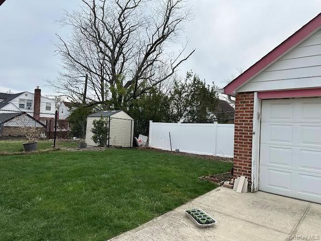 8252 257th Street, Glen Oaks, NY 11004