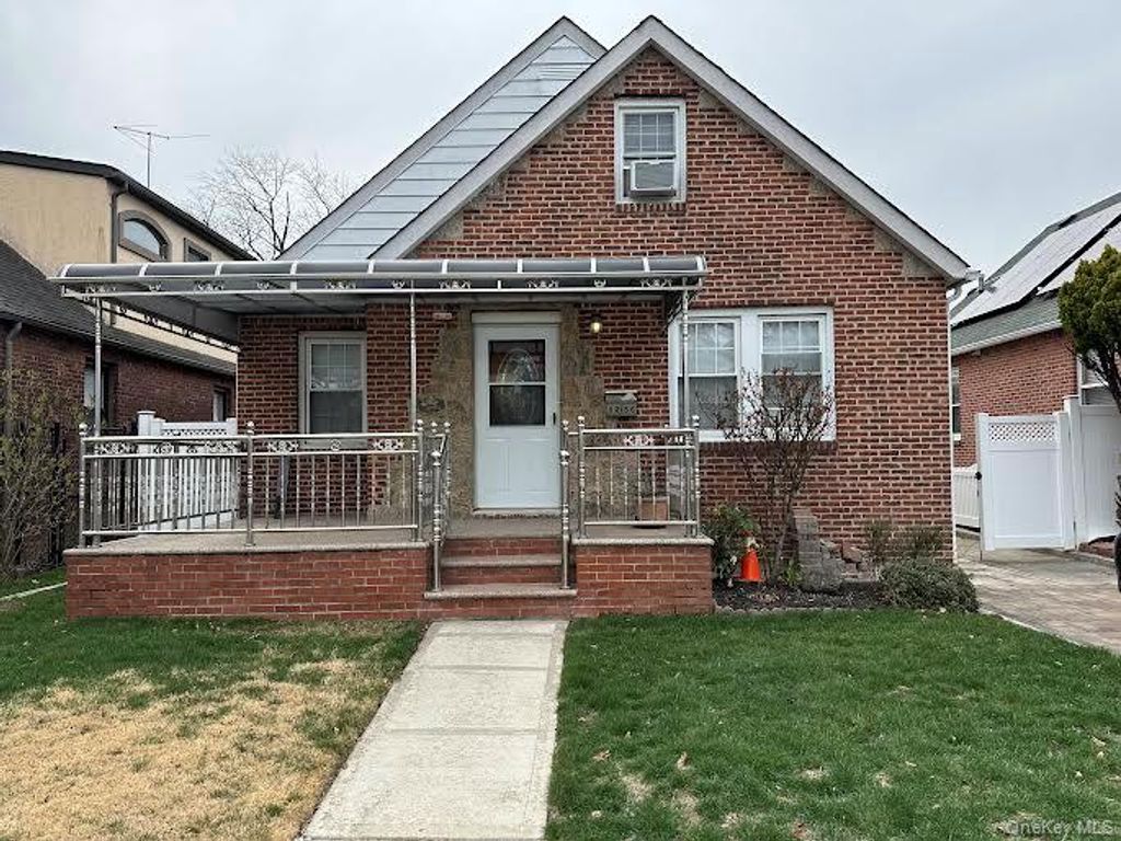 8252 257th Street, Glen Oaks, NY 11004