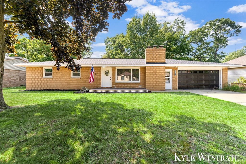 3555 Chippewa Drive, Norton Shores, MI 49441