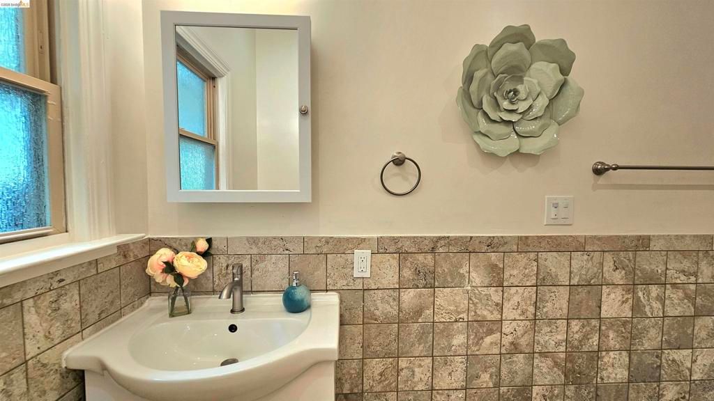 Image 11 of property listing at 1404 Pine St, Martinez, CA 94553