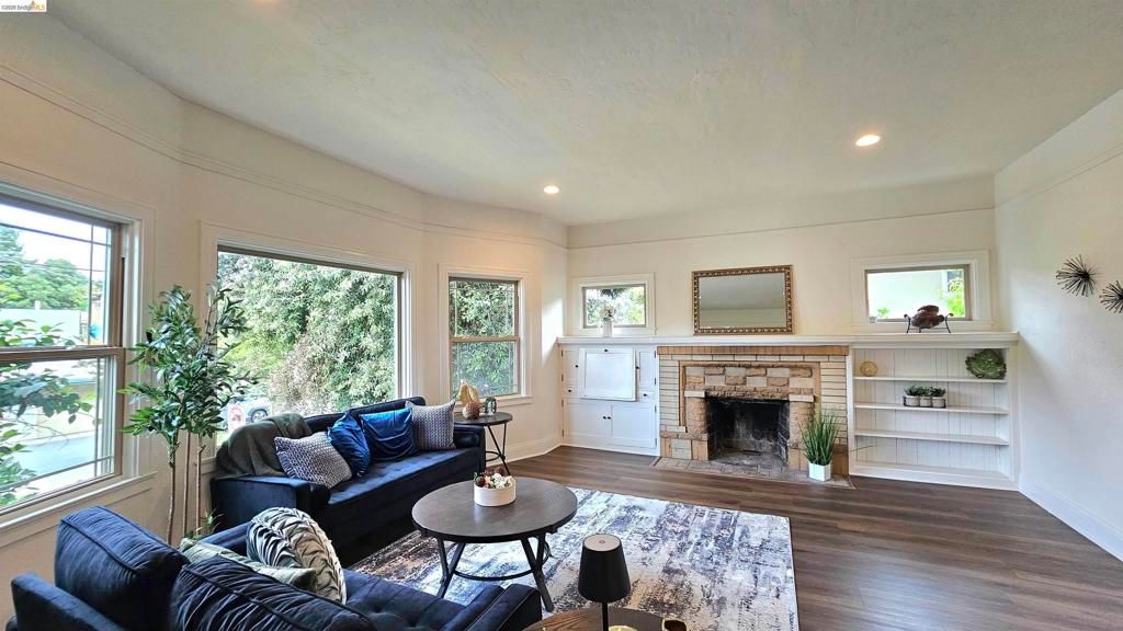 Image 4 of property listing at 1404 Pine St, Martinez, CA 94553