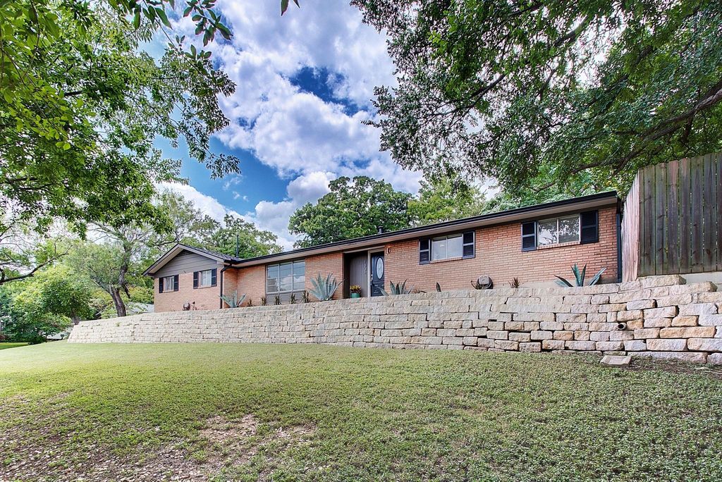 1304 Loma DR, Austin, TX 78741