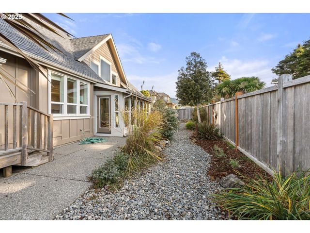 7208 EDGE CLIFF Dr, Brookings, OR 97415