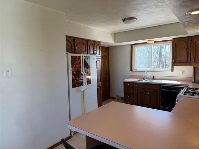 885 E Hill Dr, New Kensington, PA 15068