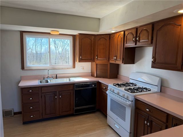 885 E Hill Dr, New Kensington, PA 15068