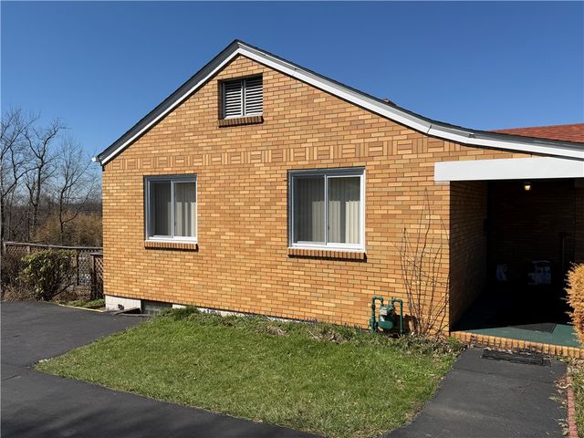 885 E Hill Dr, New Kensington, PA 15068