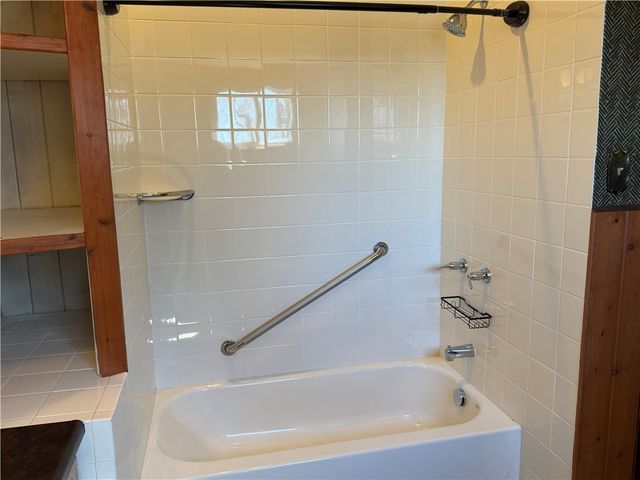 885 E Hill Dr, New Kensington, PA 15068