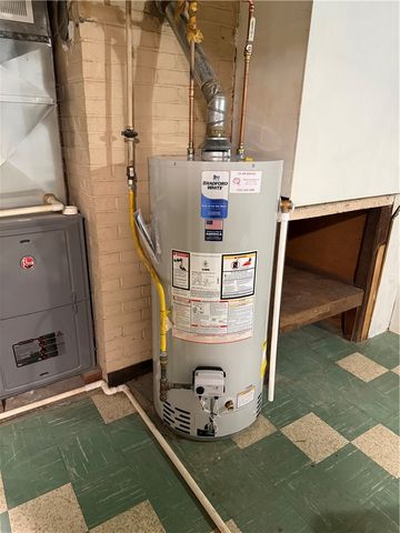 885 E Hill Dr, New Kensington, PA 15068