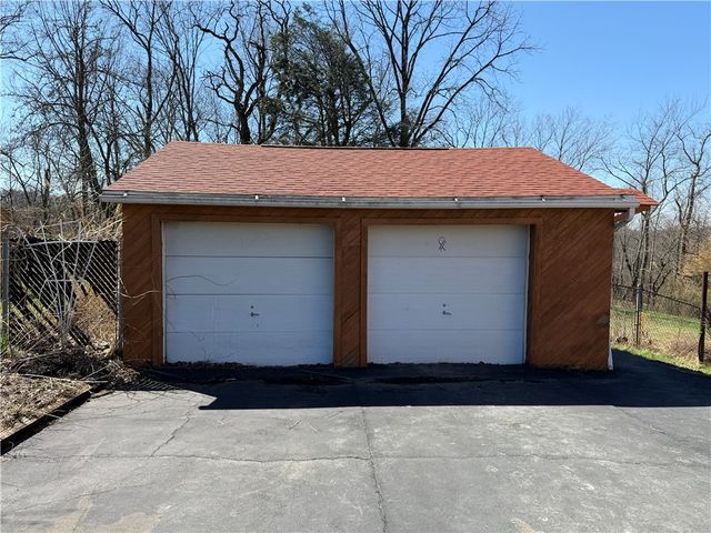 885 E Hill Dr, New Kensington, PA 15068