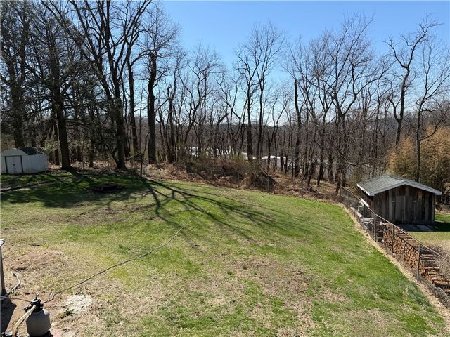 885 E Hill Dr, New Kensington, PA 15068