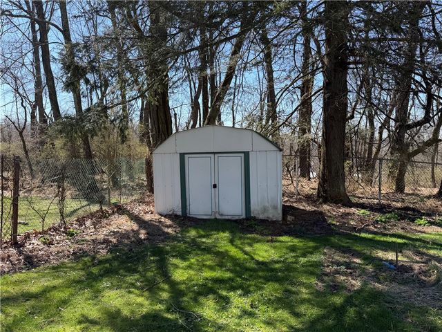 885 E Hill Dr, New Kensington, PA 15068