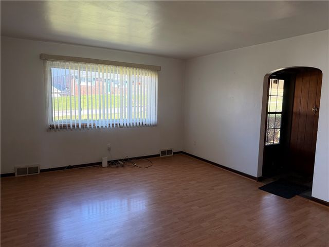 885 E Hill Dr, New Kensington, PA 15068