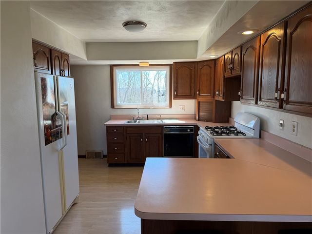 885 E Hill Dr, New Kensington, PA 15068