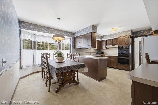 5956 Pinecroft Drive, West Bloomfield Charter Township, MI 48322