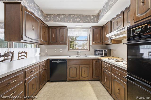 5956 Pinecroft Drive, West Bloomfield Charter Township, MI 48322