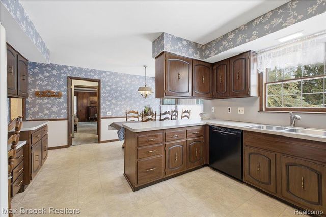 5956 Pinecroft Drive, West Bloomfield Charter Township, MI 48322