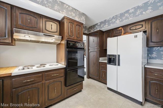 5956 Pinecroft Drive, West Bloomfield Charter Township, MI 48322