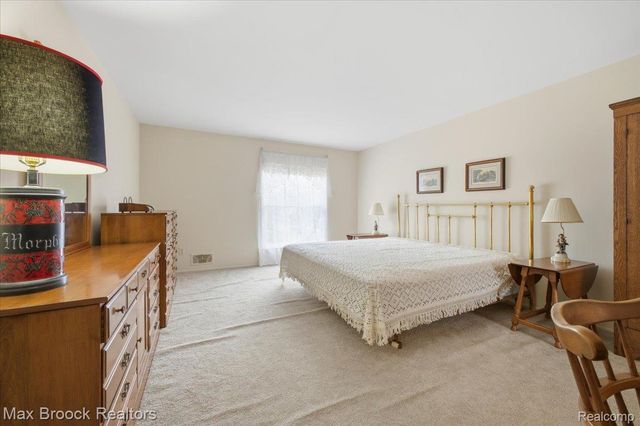 5956 Pinecroft Drive, West Bloomfield Charter Township, MI 48322