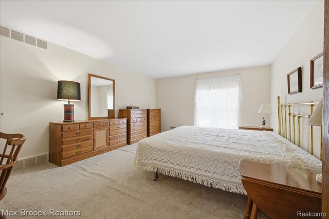 5956 Pinecroft Drive, West Bloomfield Charter Township, MI 48322