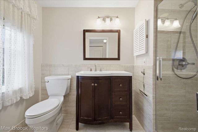 5956 Pinecroft Drive, West Bloomfield Charter Township, MI 48322