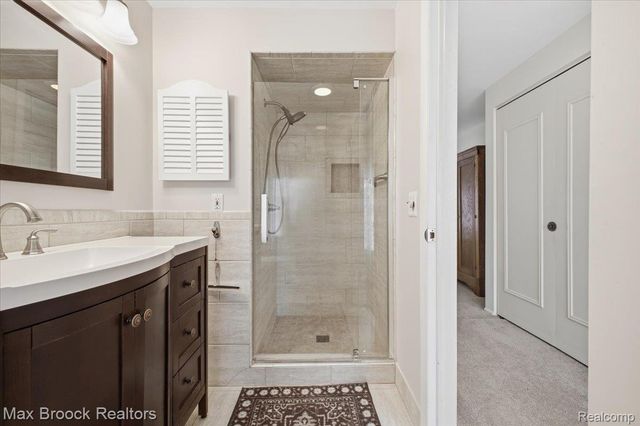 5956 Pinecroft Drive, West Bloomfield Charter Township, MI 48322