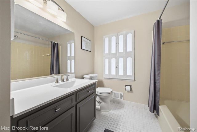 5956 Pinecroft Drive, West Bloomfield Charter Township, MI 48322