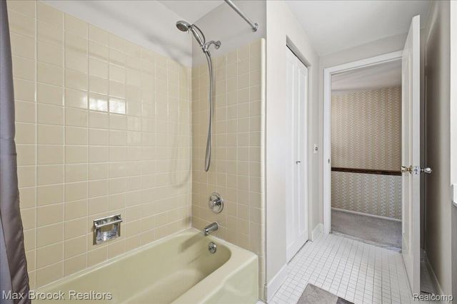 5956 Pinecroft Drive, West Bloomfield Charter Township, MI 48322