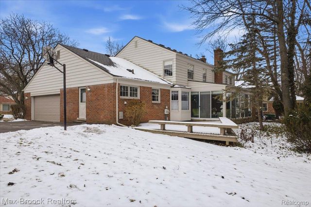 5956 Pinecroft Drive, West Bloomfield Charter Township, MI 48322