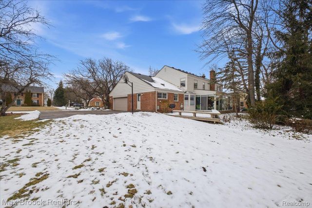 5956 Pinecroft Drive, West Bloomfield Charter Township, MI 48322