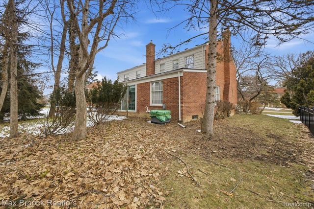 5956 Pinecroft Drive, West Bloomfield Charter Township, MI 48322