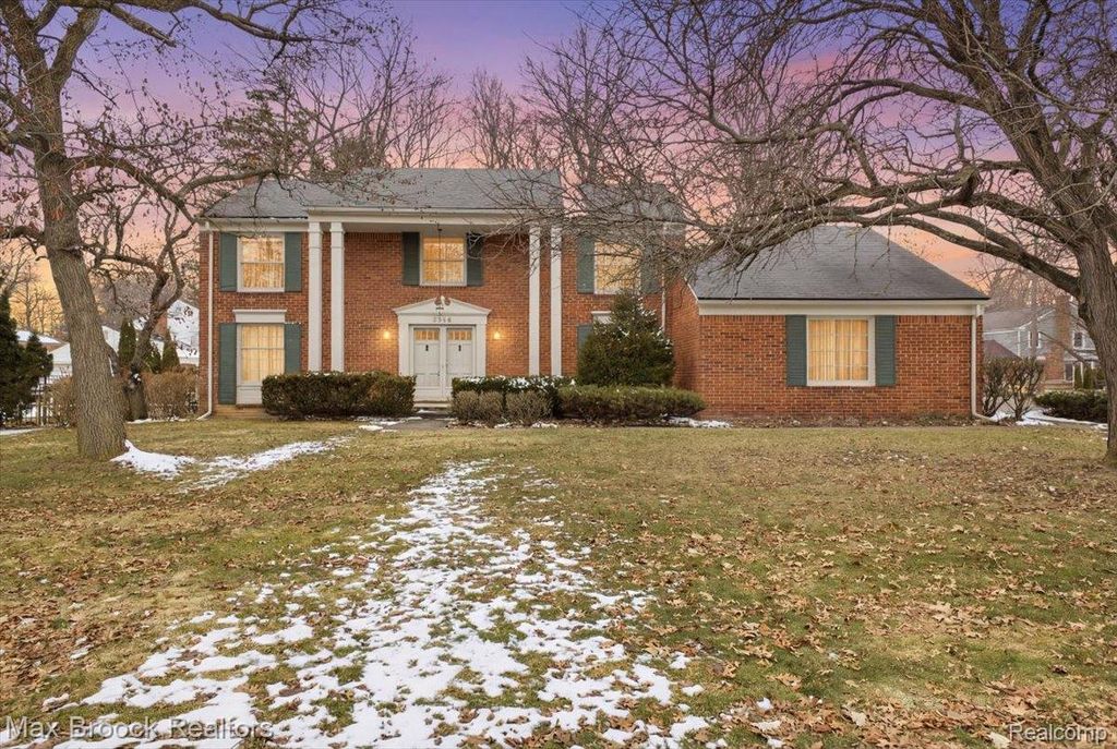 5956 Pinecroft Drive, West Bloomfield Charter Township, MI 48322