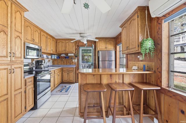 8110 N Lakewood Drive, Unionville, IN 47468