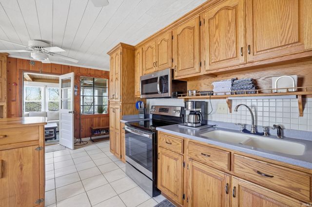 8110 N Lakewood Drive, Unionville, IN 47468