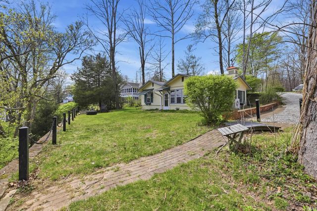 8110 N Lakewood Drive, Unionville, IN 47468